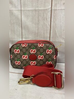 Gucci Supreme Canvas Camera Bag 🍎
